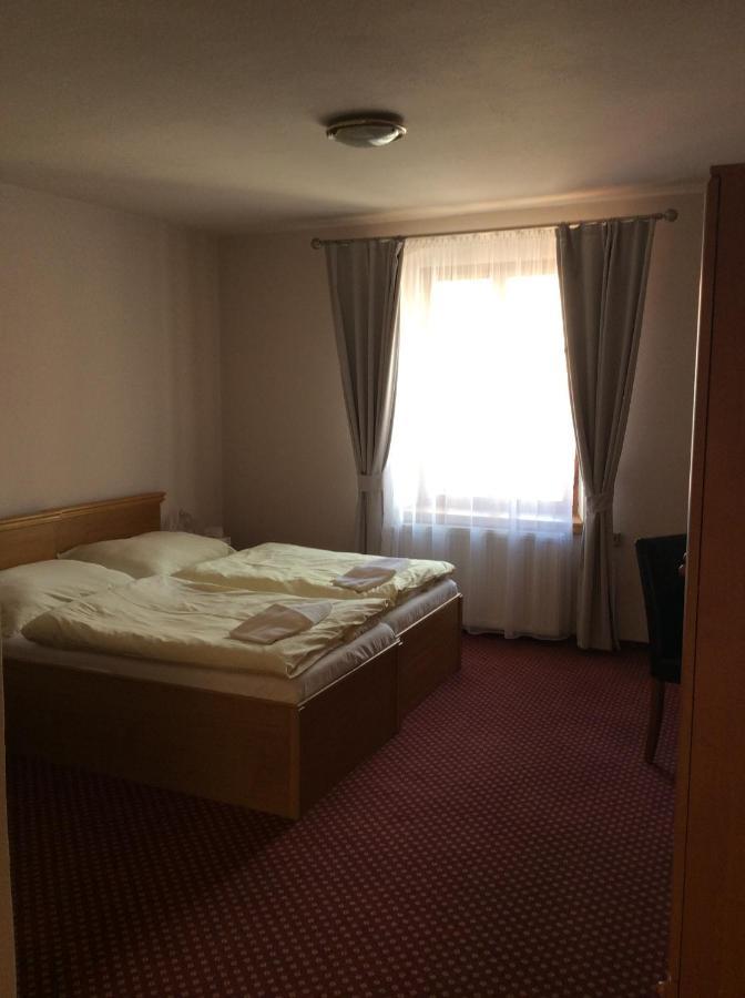 Hotel U Zlateho Andela 파르두비체 외부 사진